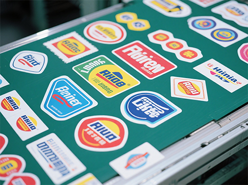 Anong uri ng laser controller ang maaaring magamit para sa self-adhesive laser die cutting